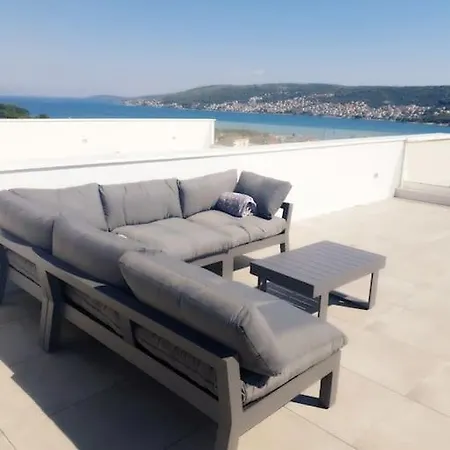 Luxury With Pool, Jacuzzi And Sea View Split דירה טרוגיר